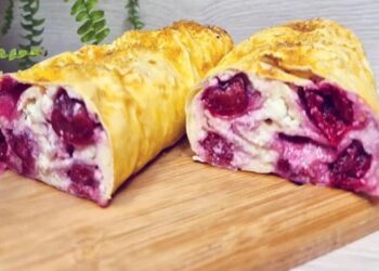 Рулет з лаваша з сиром, черешнею і бананами. Фото: dietsabc.com