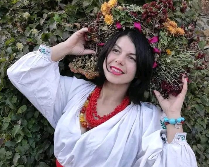 Наталія Рибак не підраховувала, скільки вже виготовила ляльок. Більше двох десятків з них експонуються у Берізкобершадській філії Джулинського ліцею. Чимало ляльок, оберегів, ангелочків подарувала. Фото автора.