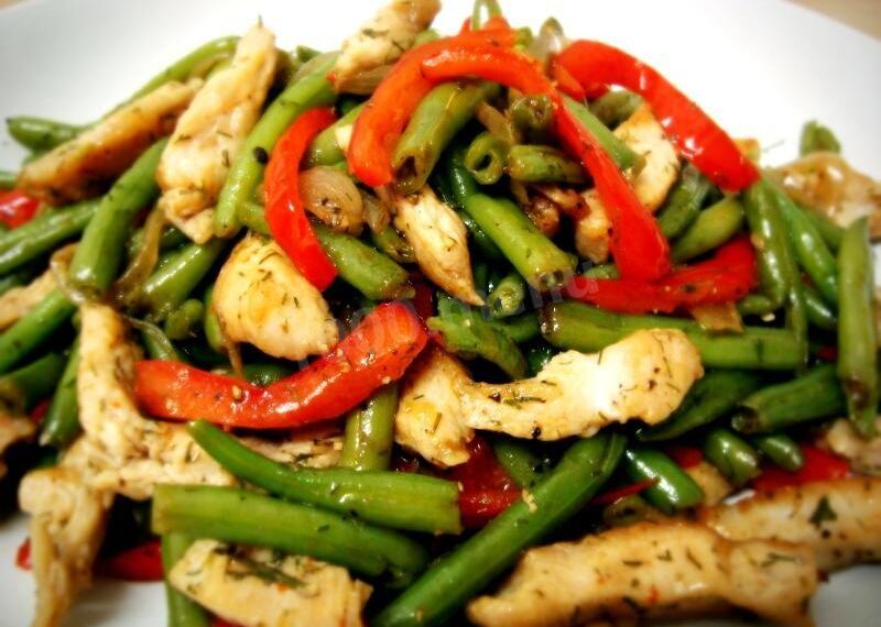 Теплий салат зі стручковою квасолею. Фото: cdn.lenta.com.ua