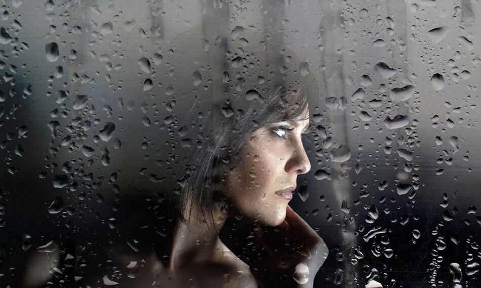 Дощ стікав солоними краплями по обличчю, змішуючи Вірині сльози та свої, втішаючи, обіймаючи та даючи силу. Силу дочекатися Перемоги. Фото: cdn.goodhouse.com.ua