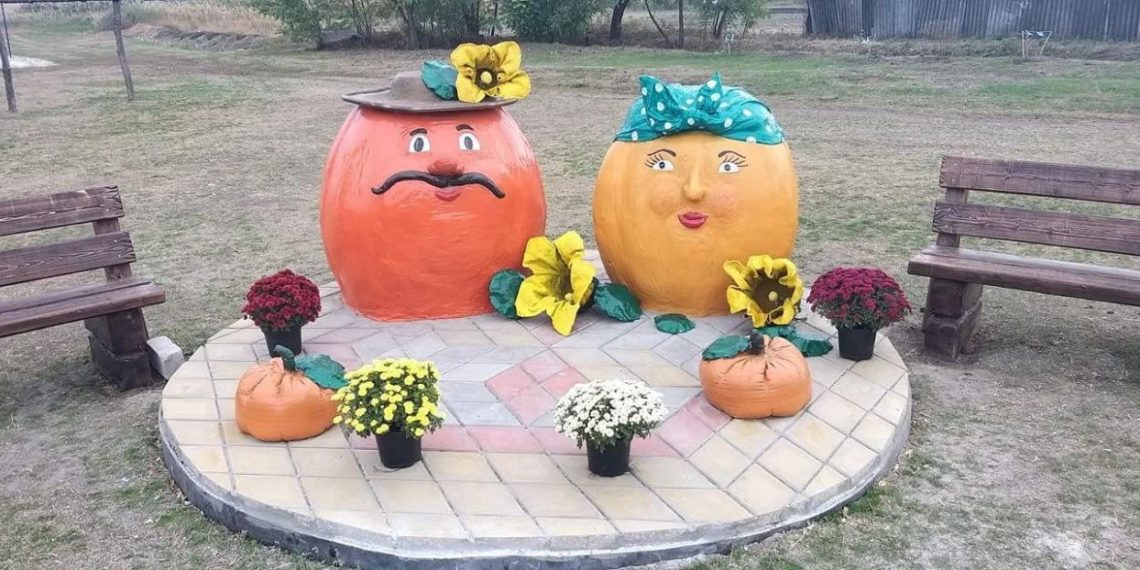 Два великі гарбузи, вилиті з бетону, стали візитівкою села. Фото з архіву герцевських господинь.