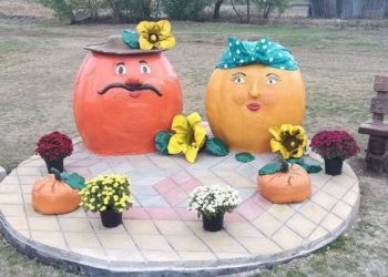 Два великі гарбузи, вилиті з бетону, стали візитівкою села. Фото з архіву герцевських господинь.