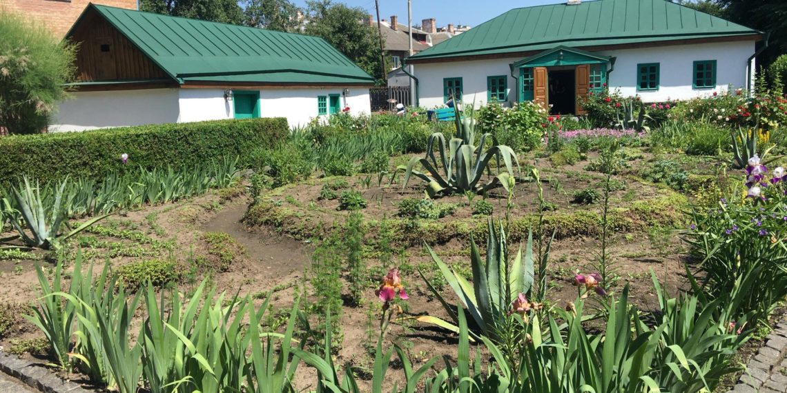 У будинку, де народився Михайло Коцюбинський, нині музей. Фото автора