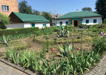 У будинку, де народився Михайло Коцюбинський, нині музей. Фото автора