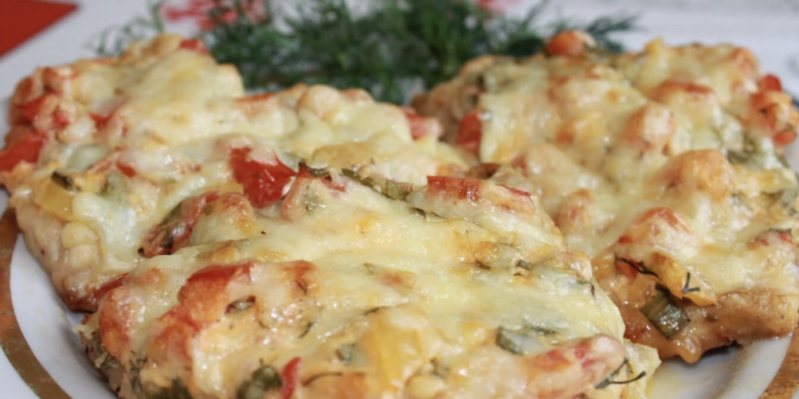 Куряче філе з яблуками. Фото: sensatsiya.com