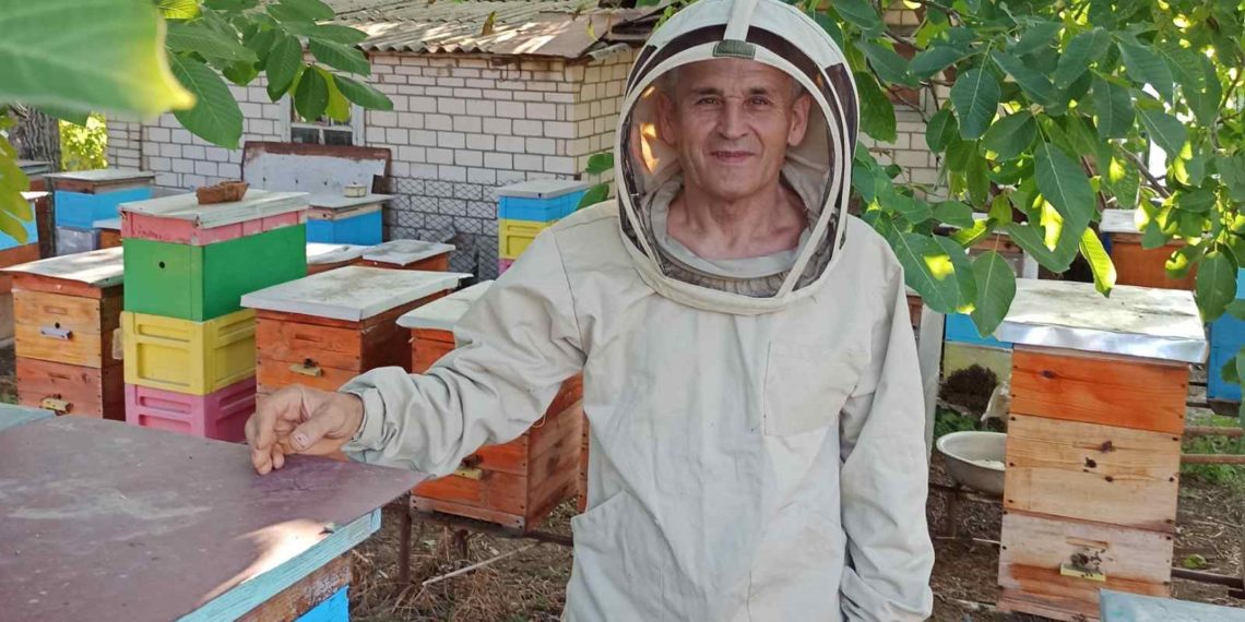 Пасічник із багаторічним стажем Станіслав Демидов. Фото з архіву бджоляра.
