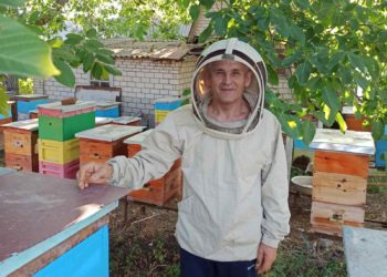 Пасічник із багаторічним стажем Станіслав Демидов. Фото з архіву бджоляра.