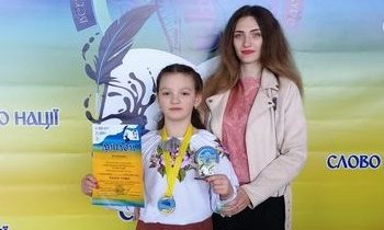 Мама з донькою напрочуд талановиті. А Софія ще й – лауреатка конкурсу «Слово нації», добре вчиться, постійно займається саморозвитком.