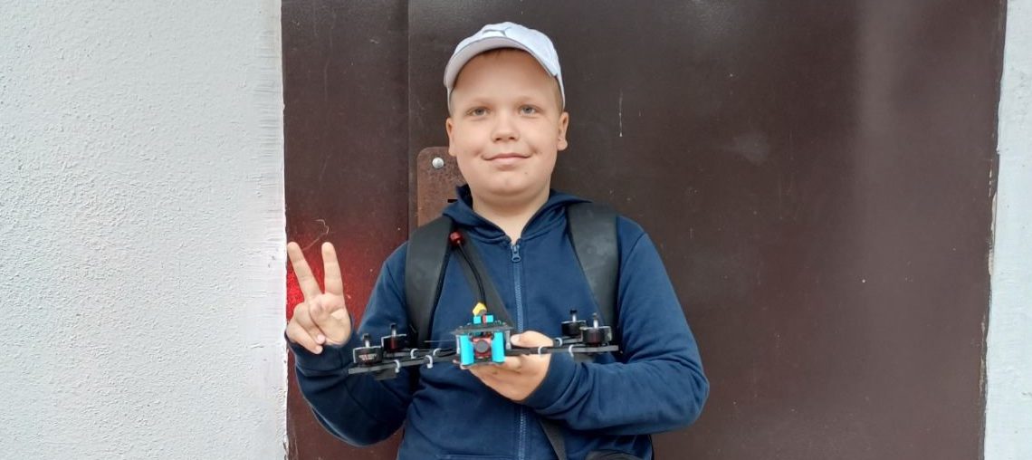 Десятирічний Петро Нів’євський, п’ятикласник Хмельницького ліцею №7, нещодавно відправив нашим Захисникам уже третього дрона.