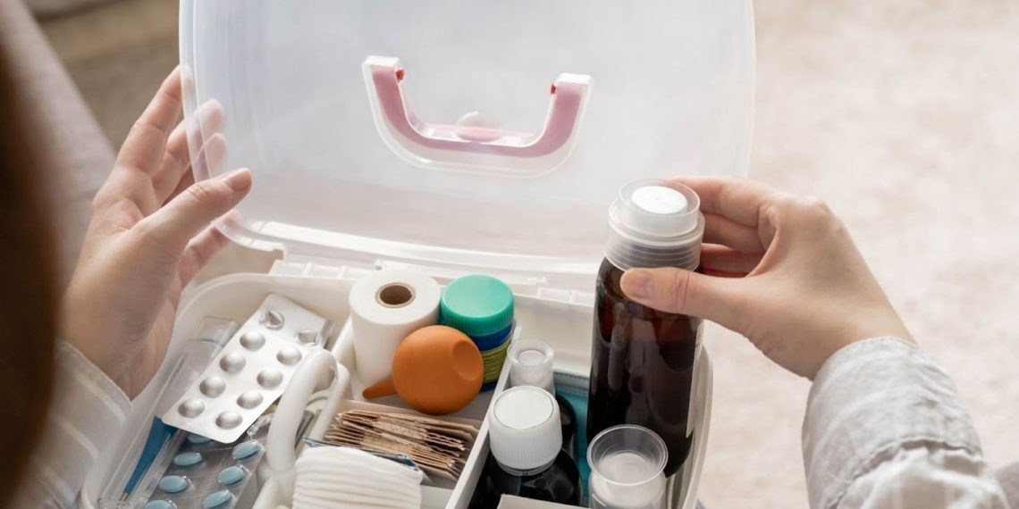 Збираючи домашню аптечку, зважайте на свій стан здоров’я. За необхідності порадьтеся з лікарем. Фото: hochu.ua