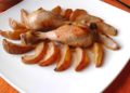 Курячі гомілки, запечені з грушами