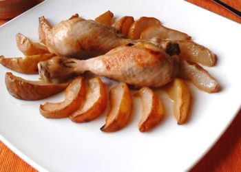 Курячі гомілки, запечені з грушами