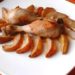 Курячі гомілки, запечені з грушами