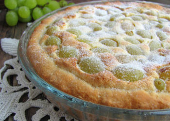 Пиріг з грушами і виноградом. Фото: zakaz.ua