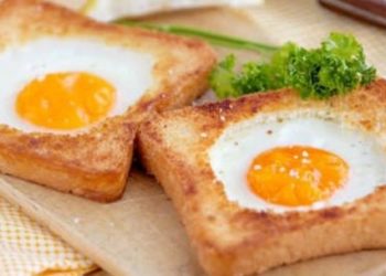 Яєчня по-французьки в хлібі. Фото: cdn.vkusnoo.com