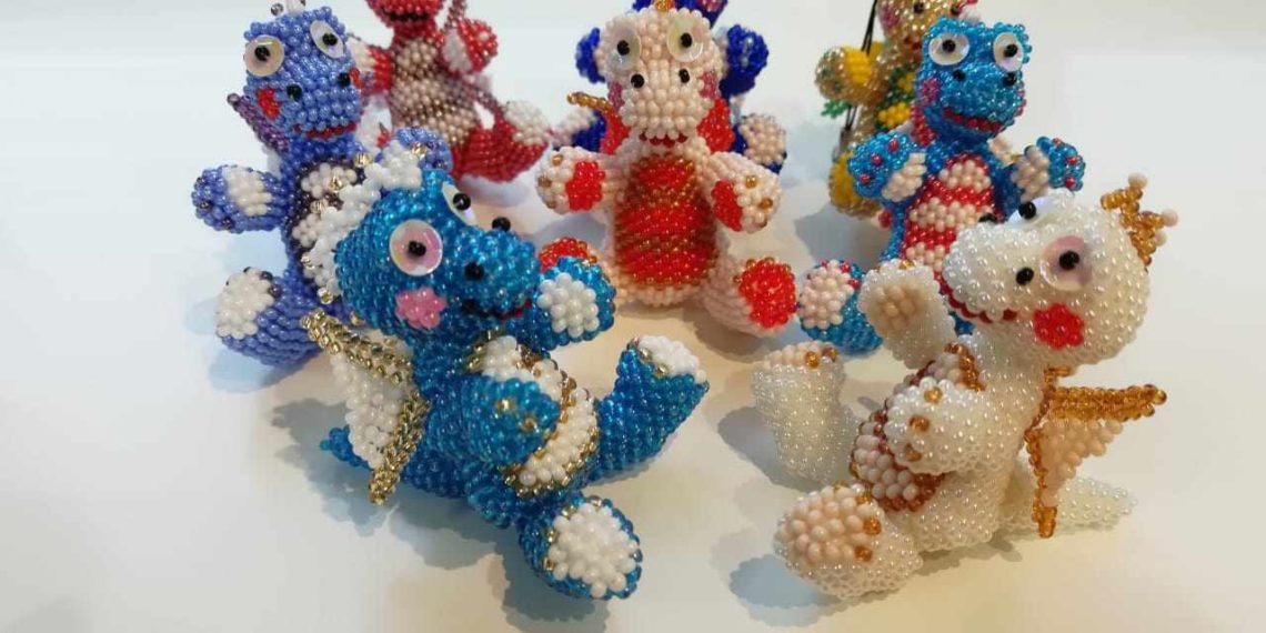 Бісеринки у руках майстрині оживають