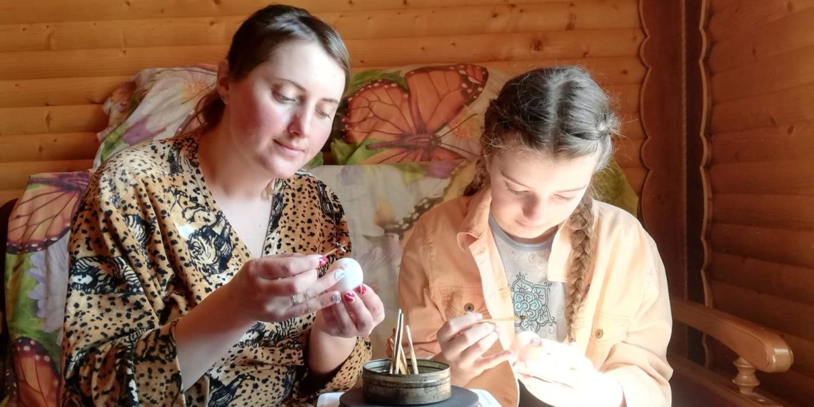 Любов Пониполяк з донечкою Христинкою продовжують створювати красу