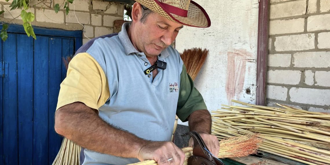 Микола не лише розводить віники, а й розводить гусей, доглядає за садом