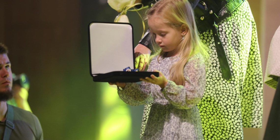 Татову нагороду вручили донечці. Фото з родинного архіву