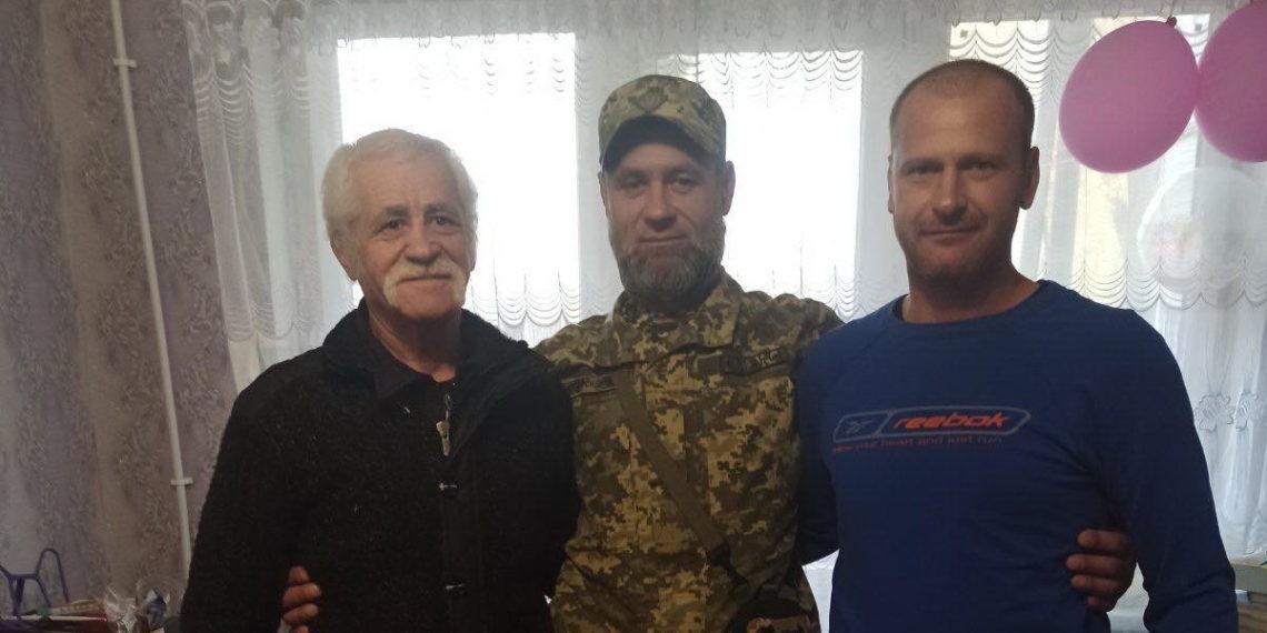 Володимир Броніславович разом з сином Олександром та племінником-військовим, який загинув через кілька тижнів після цього фотографування