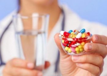 Приймати ліки потрібно лише за призначенням та рекомендацією лікаря. Фото: versii.cv.ua