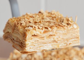 Торт «Наполеон». Фото: i.ytimg.com