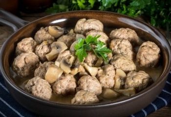 Фрикадельки з сиром у вершково-грибному соусі. Фото: telegraf.com.ua