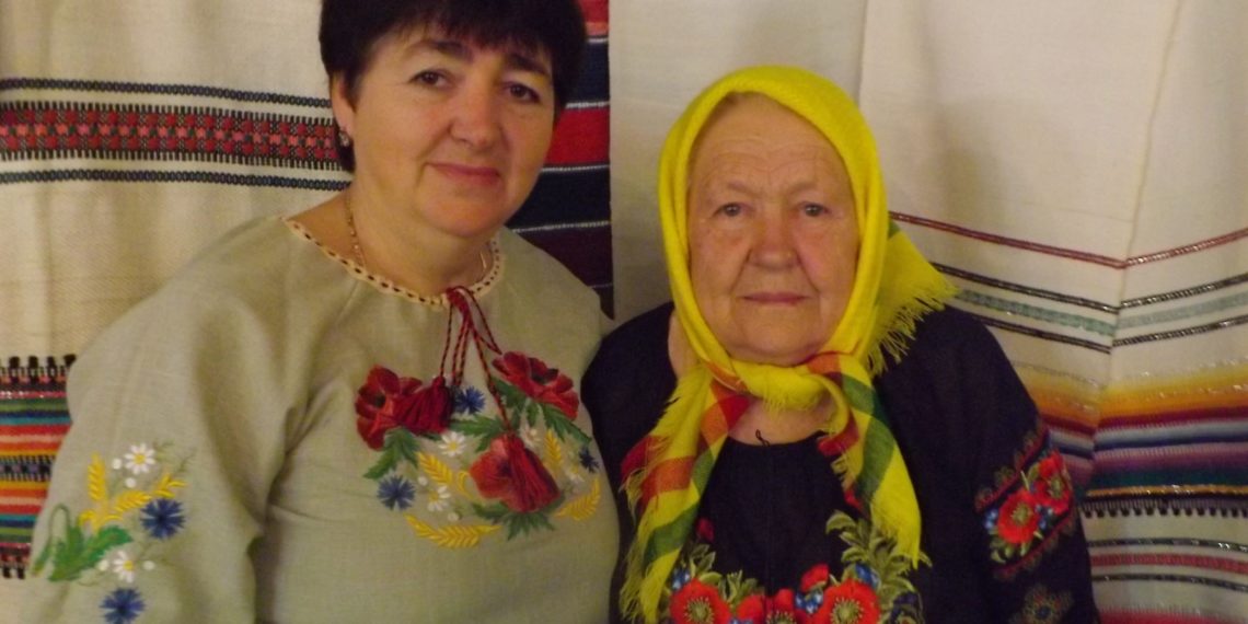 У домотканих виробах Катерини Деркач та Марії Балан — самобутність українського народу. Фото автора.