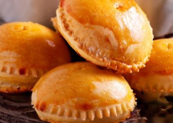 Мандрики з сиром і вишнями. Фото: shuba.life