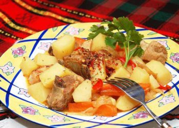 Свинячі реберця під цибулею. Фото: djurenko.com