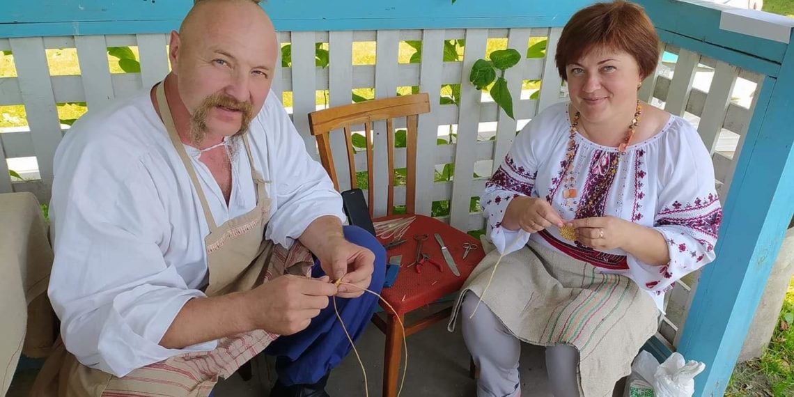 Любов до плетіння з кореня сосни привив Галині її вчитель Ігор Білевич. На жаль, він загинув на війні у 2022 році. Фото з домашнього архіву.