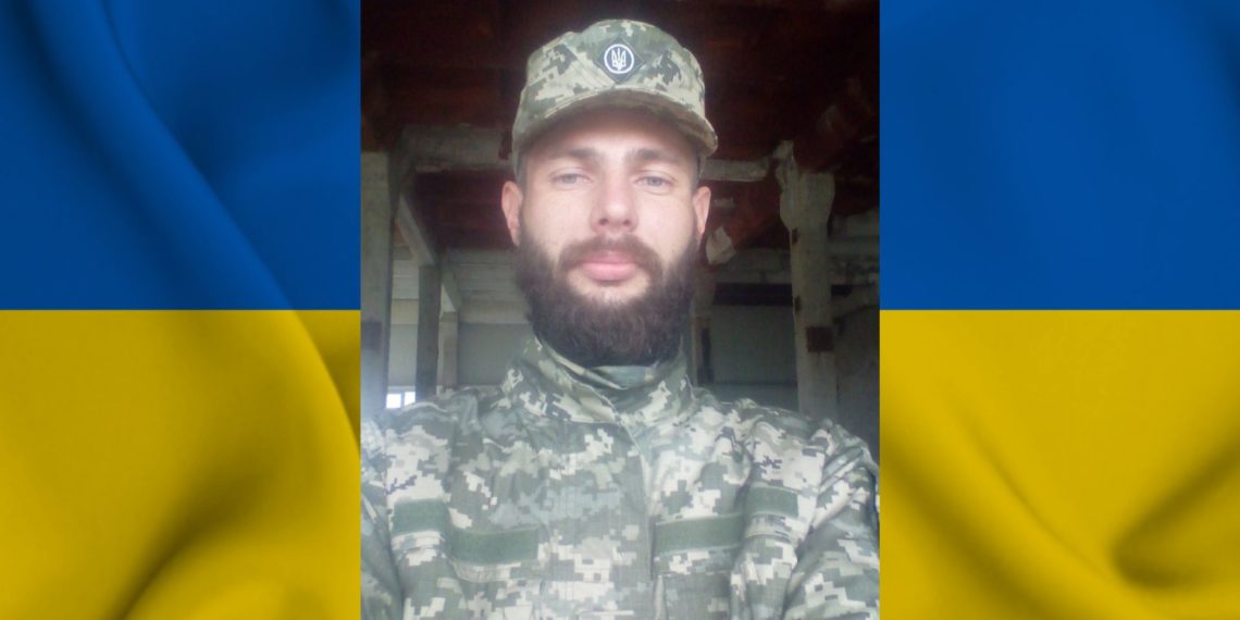 На фото: Тарас сказав мамі, що не може бути осторонь, коли в країні біда. Фото з домашнього архіву.