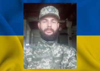 На фото: Тарас сказав мамі, що не може бути осторонь, коли в країні біда. Фото з домашнього архіву.