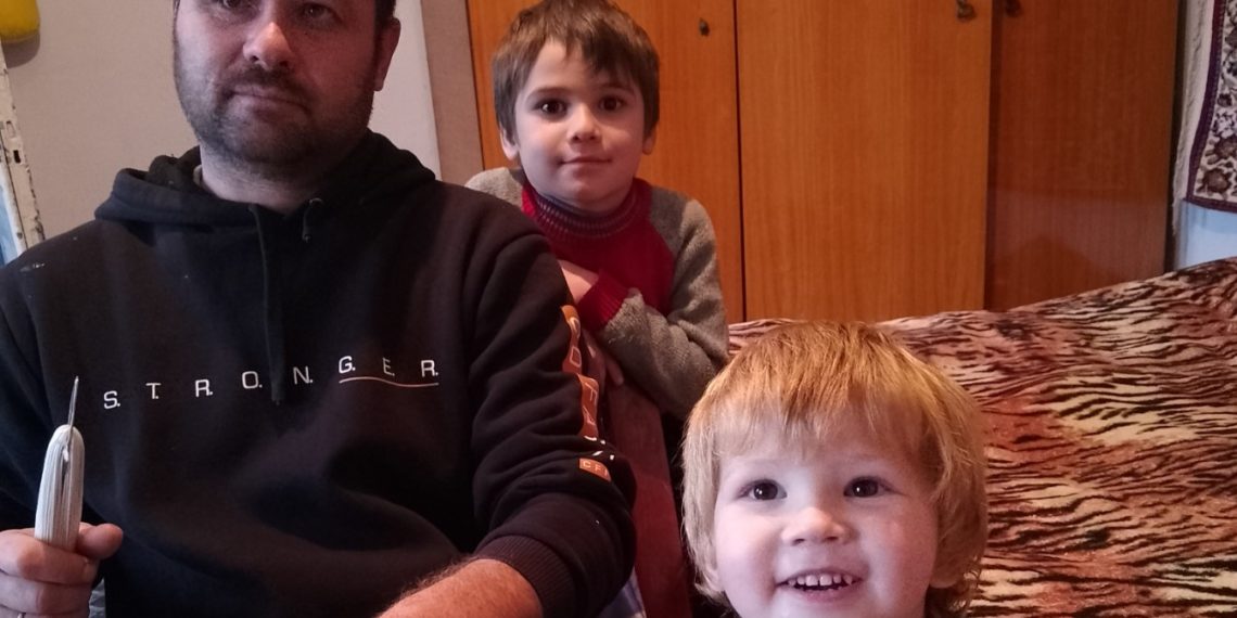 Хлопці залюбки допомагають татусеві плести основи для сіток