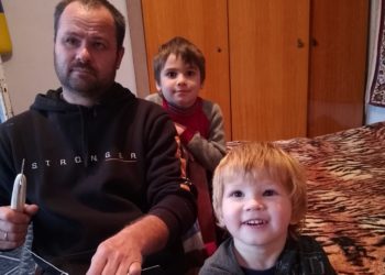 Хлопці залюбки допомагають татусеві плести основи для сіток