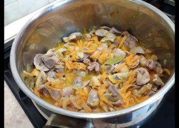 Курячі шлунки з овочами. Фото: i.ytimg.com