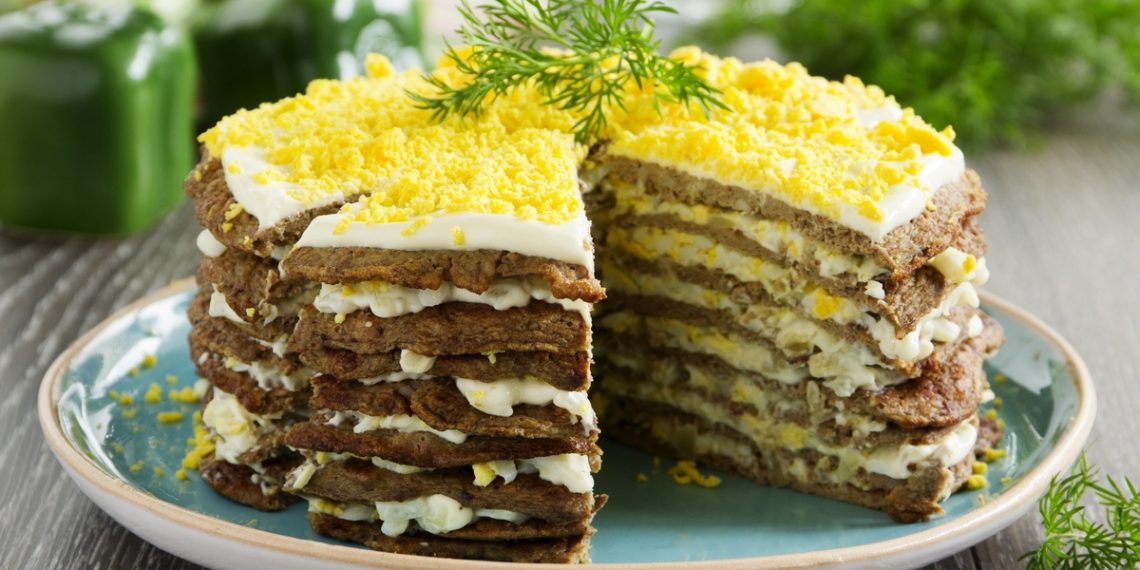 Печінковий торт з сиром та зеленню. Фото: apostrophe.ua