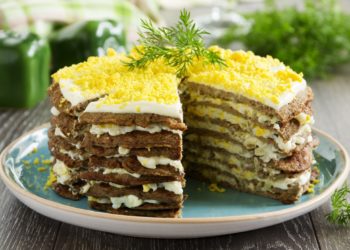 Печінковий торт з сиром та зеленню. Фото: apostrophe.ua