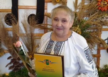 Олена Ткаченко, як на роботу, йде до волонтерського центру, що функціонує в приміщенні старостату.