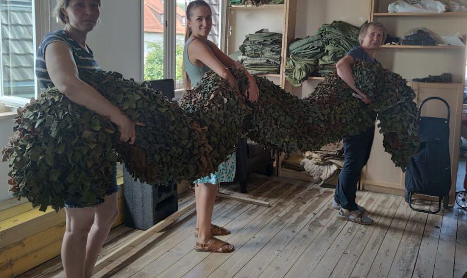 Одна із захисних сіток, сплетена волонтерками, вражала розмірами. Фото надане Ольгою Матес.