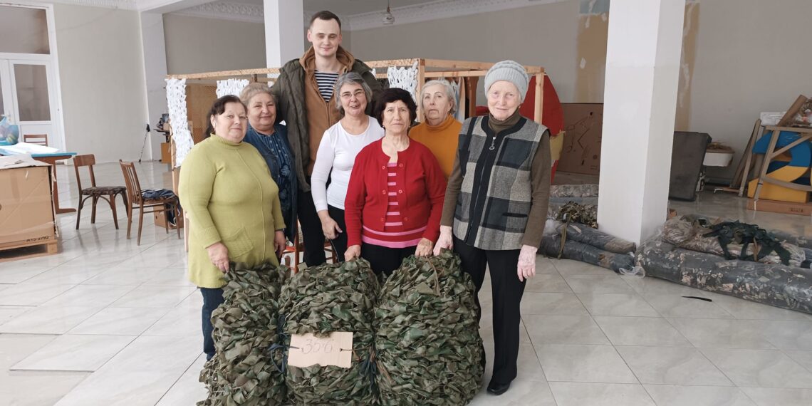 Активна родина "Вікторії" не втомлюється плести захисні сітки нашим Захисникам