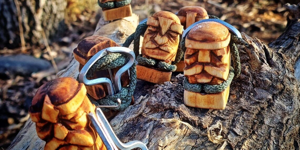 На фото: Руслан Трач: «Роблю ось таких дзьобликів. Це моє військо. Якшо серйозно, то це мої авторські футляри для дримб. Нароблю їх багацько і буду розігрувати між донатерами». Фото зі сторінки чоловіка у Фейсбук.