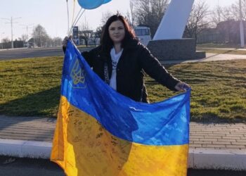 «Шкода, що настільки контрастні наші українські реалії: хтось гине через те, що хтось краде», – констатує Алла Нікітіна.