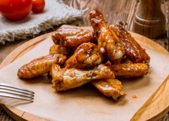 Курячі крильця в часниковому маслі. Фото: redpost.com.ua