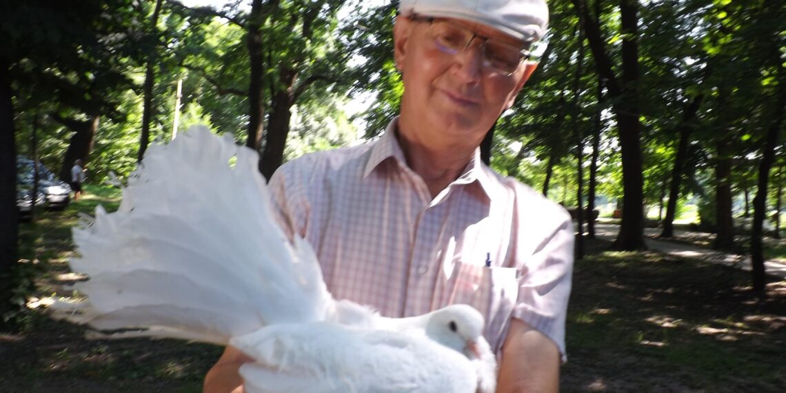 Олександр Світайло з голубом павичем. Фото автора.
