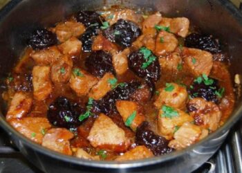 Смажена курка з чорносливом і грибами. Фото: cdn.vkusnoo.com.ua