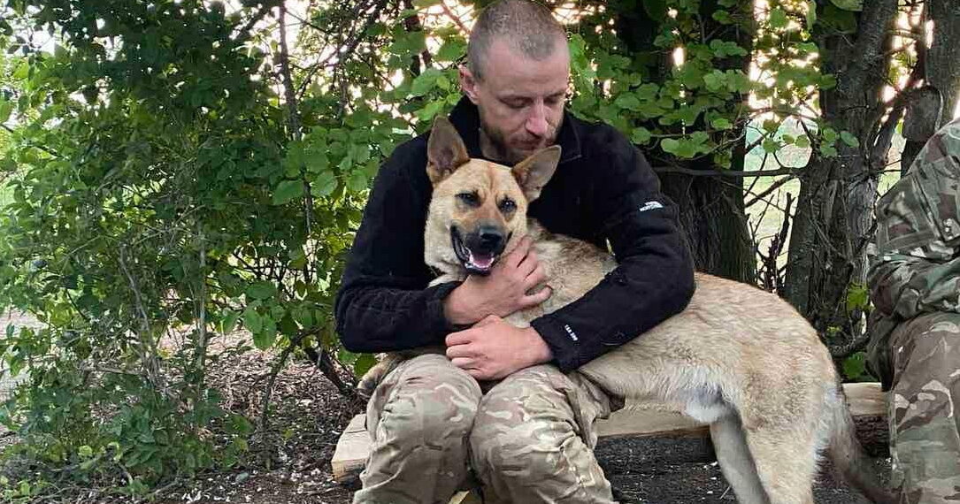 На фото: Володимир Теслюк навіть не думав ховатися та в перші дні повномасштабного вторгнення вже стояв у черзі до військкомату. Фото з домашнього архіву.