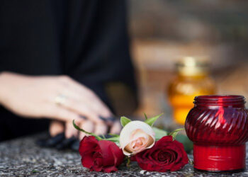 Для отримання допомоги на поховання необхідно звернутися до будь-якого сервісного центру обслуговування громадян Пенсійного фонду України, незалежно від того, де померлий пенсіонер перебував на обліку. Фото: kadrovik.ua