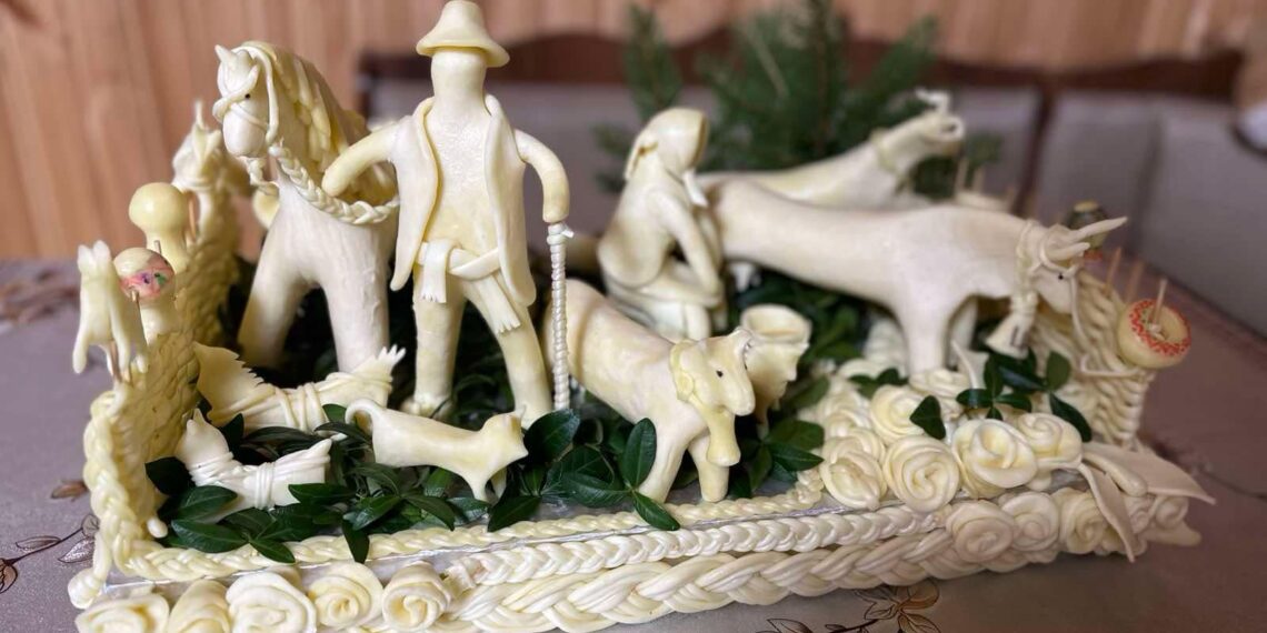 На фото: Сирні фігурні вироби можуть бути доволі різноманітними, проте найбільшою популярністю користуються все ж таки коники. Фото з домашнього архіву майстра.