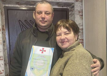 На фото: За допомогу військовим Лідії Мацюцькій грамоту вручив Андрій Лозовий. Фото з домашнього архіву Лідії.